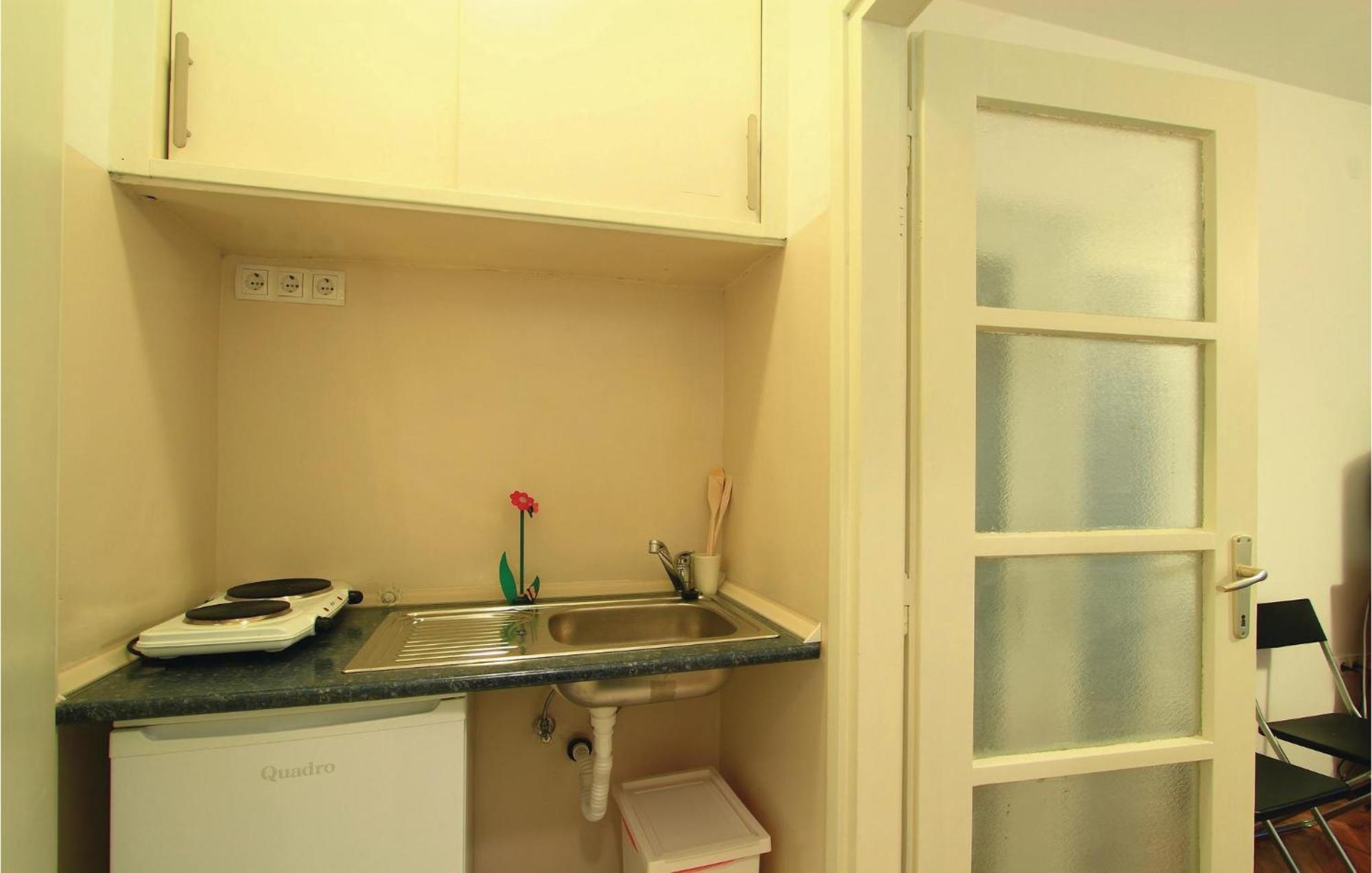 1 Bedroom Awesome In Apartment
